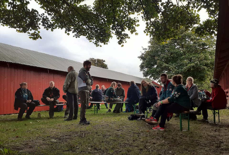 Deltagerne på vores workshop diskuterer i grupper, mens Anders fra Mærkelex kigger ud på dem.