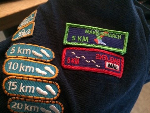et makkermarch mærke på en uniform