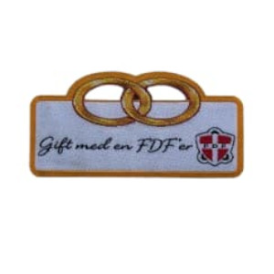 Gift med en FDF'er spejdermærke